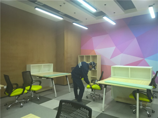 立美凈技術人員在進行室內(nèi)甲醛清除作業(yè)