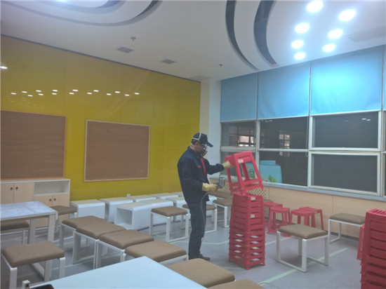 立美凈技術人員在進行室內(nèi)甲醛清除作業(yè)